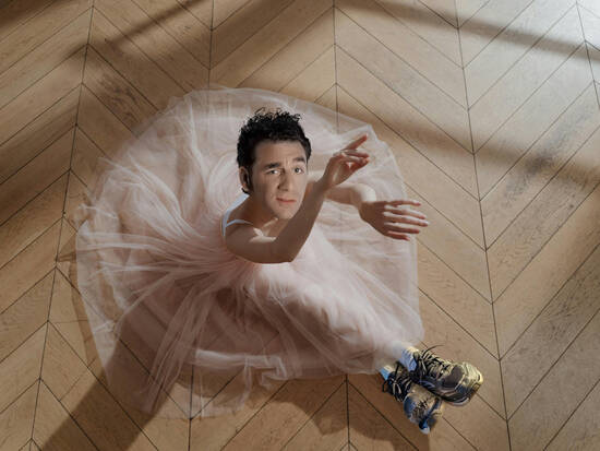 Kramer learns to dance
